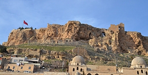 Mardin, Türkiye'nin Mardin ilinin merkezi olan şehirdir. Şehirde uluslararası kuruluşlarca kültür mirası kabul edilmiş, koruma altına alınmış tarihi yapıla