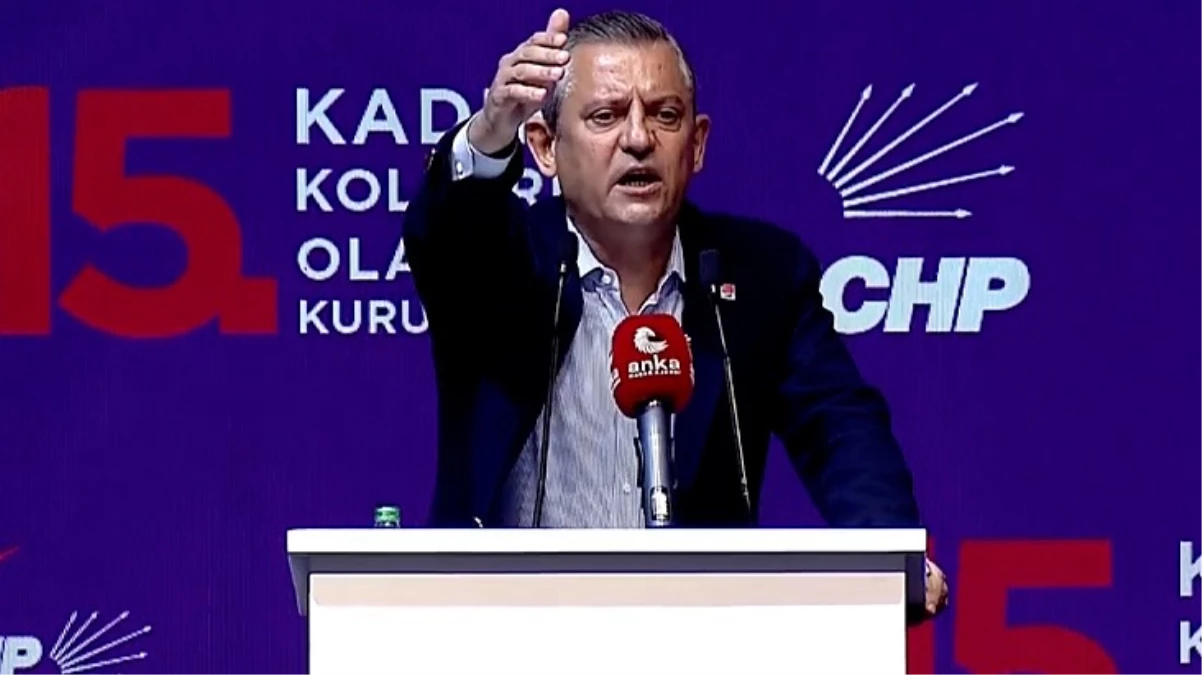 CHP'nin Kadın Kolları kongresinde gergin anlar! Sloganı duyan Özel erkekleri salondan dışarı attırdı